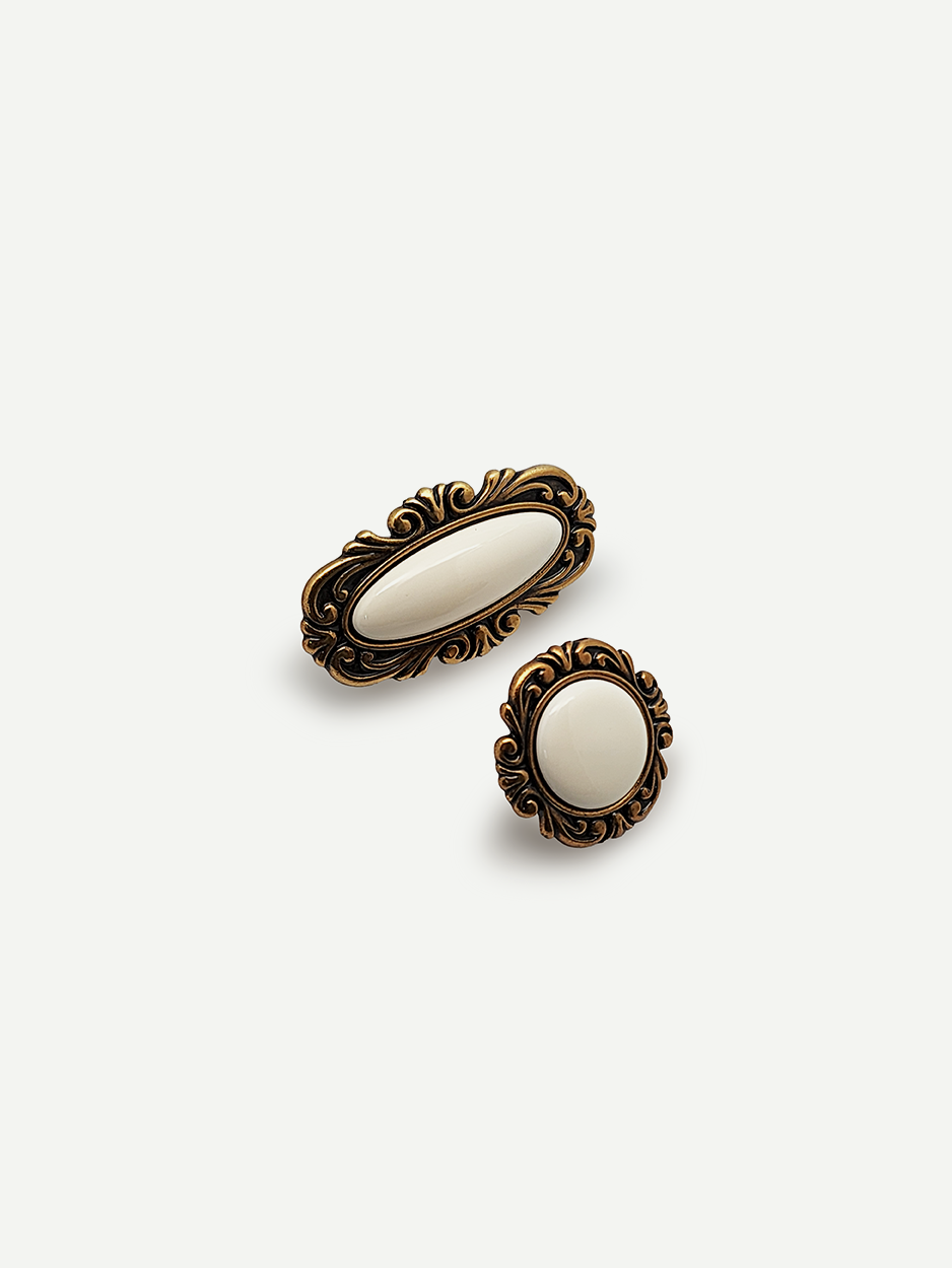 Ceramic knobs selected by architects and interior designers.