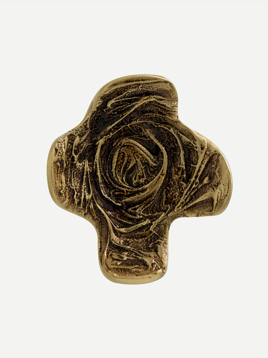 Sculptural cabinet pull in brass for statement interiors in bronze
