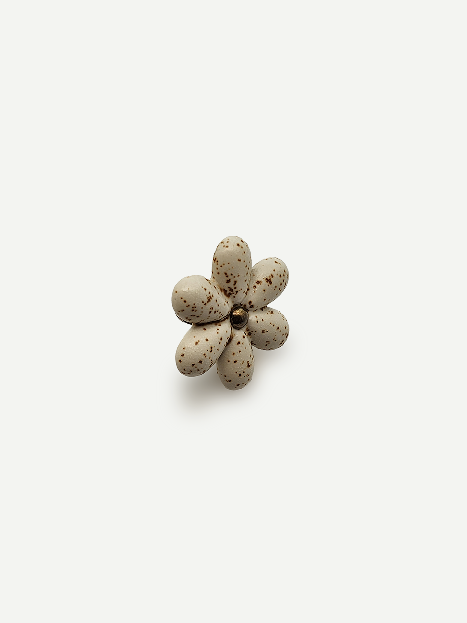 Ceramic knobs perfect for interior designers’ furniture in flower shape.